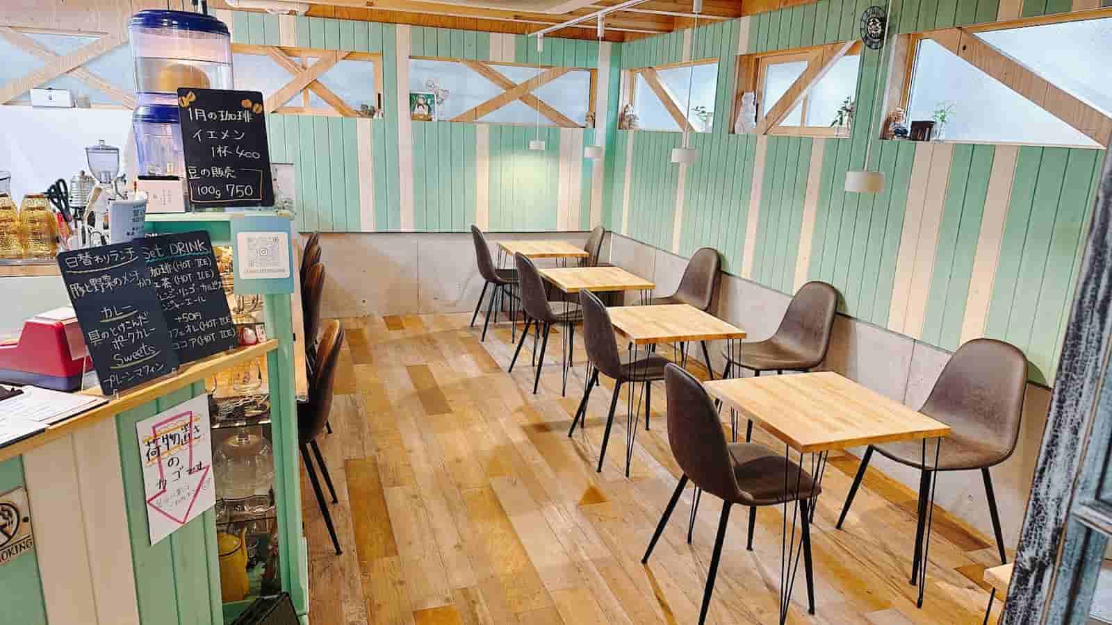 自然と調和したカフェの中の雰囲気がわかる画像